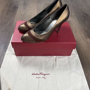 Salvatore Ferragamo FRANNIE 85 8cm Gold Heels Sz 9.5 B Nero Kid Porcellana Nappa